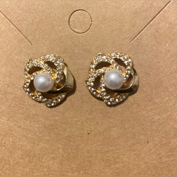 Beautiful Hollow Flower Design Stud Fashion Earrings With Imitation Pearl - Picture 2 of 9